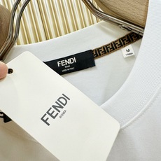 FENDI芬迪 2026新款短袖T恤!男女同款!走秀图案时尚休闲短袖T恤衫!设计logo设计!极具设计精选客供面料,手感 FENDI芬迪 2026新款短袖T恤!男女同款!走秀图案时尚休闲短袖T恤衫!设计logo设计!极具设计精选客供面料,手感