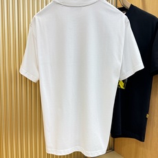 FENDI芬迪 2026新款短袖T恤!男女同款!走秀图案时尚休闲短袖T恤衫!设计logo设计!极具设计精选客供面料,手感 FENDI芬迪 2026新款短袖T恤!男女同款!走秀图案时尚休闲短袖T恤衫!设计logo设计!极具设计精选客供面料,手感