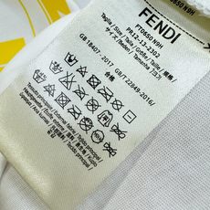 FENDI芬迪 2026新款短袖T恤!男女同款!走秀图案时尚休闲短袖T恤衫!设计logo设计!极具设计精选客供面料,手感 FENDI芬迪 2026新款短袖T恤!男女同款!走秀图案时尚休闲短袖T恤衫!设计logo设计!极具设计精选客供面料,手感