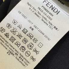 FENDI芬迪 2026新款短袖T恤!男女同款!走秀图案时尚休闲短袖T恤衫!设计logo设计!极具设计精选客供面料,手感 FENDI芬迪 2026新款短袖T恤!男女同款!走秀图案时尚休闲短袖T恤衫!设计logo设计!极具设计精选客供面料,手感