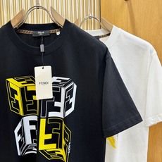 FENDI芬迪 2026新款短袖T恤!男女同款!走秀图案时尚休闲短袖T恤衫!设计logo设计!极具设计精选客供面料,手感 FENDI芬迪 2026新款短袖T恤!男女同款!走秀图案时尚休闲短袖T恤衫!设计logo设计!极具设计精选客供面料,手感