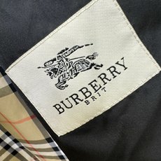 BURBERRY巴宝莉 2026新款夹克外套,原单狠货 意大利进口面料时尚夹克外套。欧洲专柜同步,上身更随意大方,专柜 BURBERRY巴宝莉 2026新款夹克外套,原单狠货 意大利进口面料时尚夹克外套。欧洲专柜同步,上身更随意大方,专柜