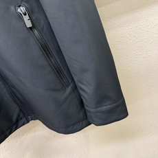 BURBERRY巴宝莉 2026新款夹克外套,原单狠货 意大利进口面料时尚夹克外套。欧洲专柜同步,上身更随意大方,专柜 BURBERRY巴宝莉 2026新款夹克外套,原单狠货 意大利进口面料时尚夹克外套。欧洲专柜同步,上身更随意大方,专柜