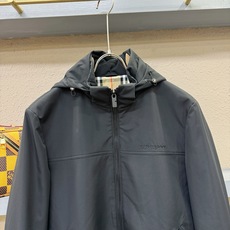 BURBERRY巴宝莉 2026新款夹克外套,原单狠货 意大利进口面料时尚夹克外套。欧洲专柜同步,上身更随意大方,专柜 BURBERRY巴宝莉 2026新款夹克外套,原单狠货 意大利进口面料时尚夹克外套。欧洲专柜同步,上身更随意大方,专柜