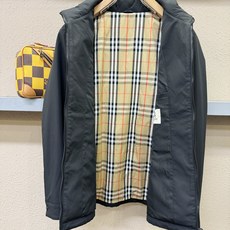 BURBERRY巴宝莉 2026新款夹克外套,原单狠货 意大利进口面料时尚夹克外套。欧洲专柜同步,上身更随意大方,专柜 BURBERRY巴宝莉 2026新款夹克外套,原单狠货 意大利进口面料时尚夹克外套。欧洲专柜同步,上身更随意大方,专柜