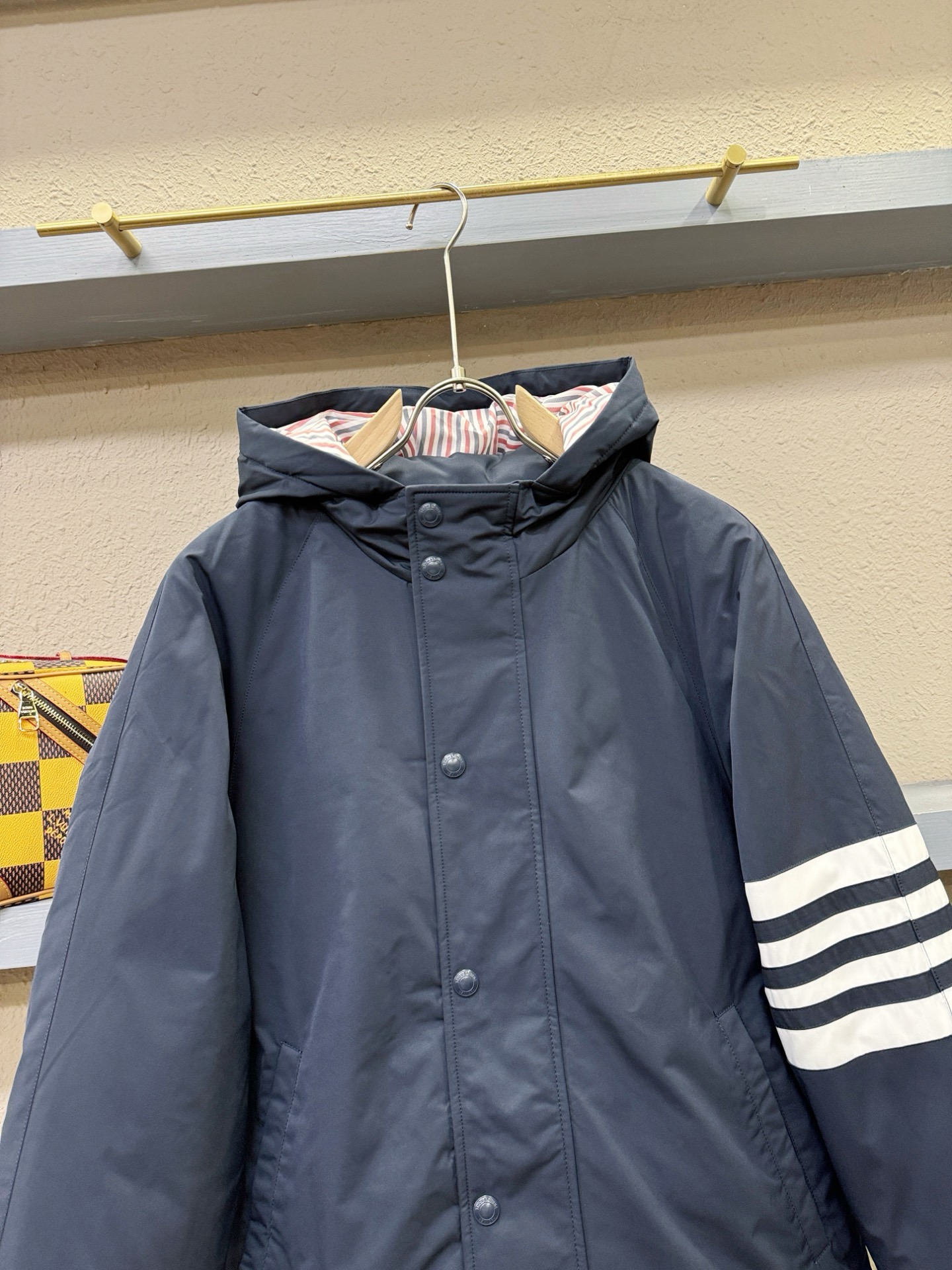 爆款羽绒服 2026新品 TB新款羽绒服秀场新品，品相非常完美，专柜高科技防水面料，内里90%白鹅绒填充，舒适保暖，色泽