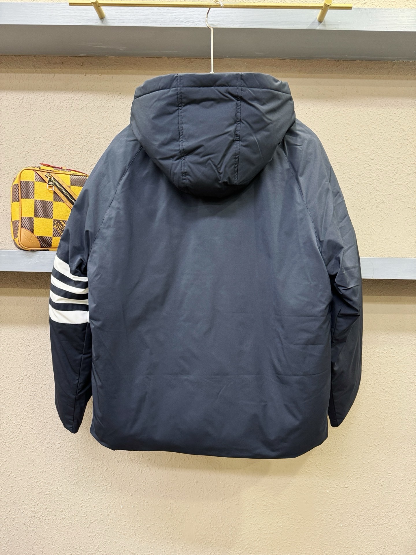 爆款羽绒服 2026新品 TB新款羽绒服秀场新品，品相非常完美，专柜高科技防水面料，内里90%白鹅绒填充，舒适保暖，色泽