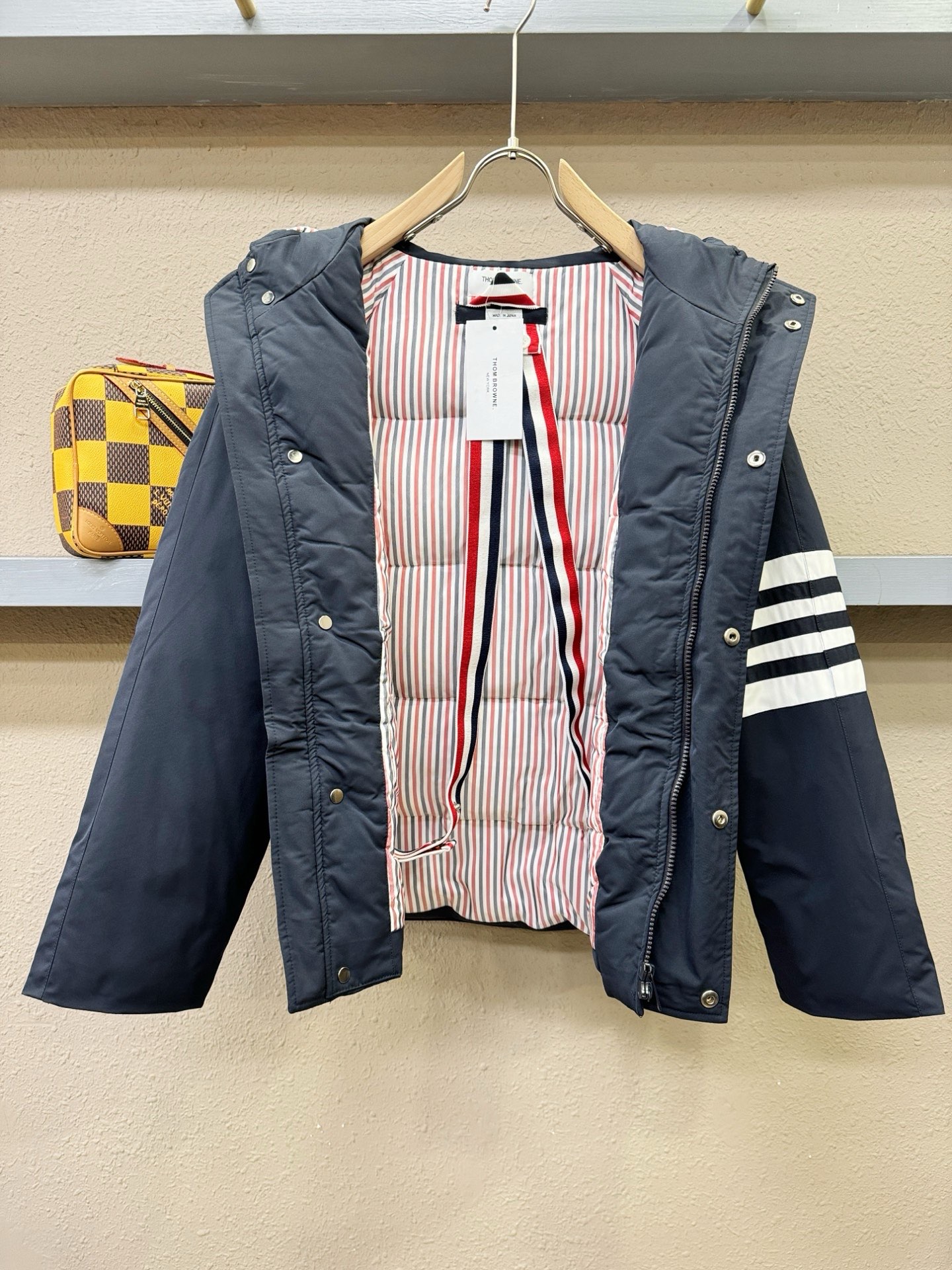 爆款羽绒服 2026新品 TB新款羽绒服秀场新品，品相非常完美，专柜高科技防水面料，内里90%白鹅绒填充，舒适保暖，色泽