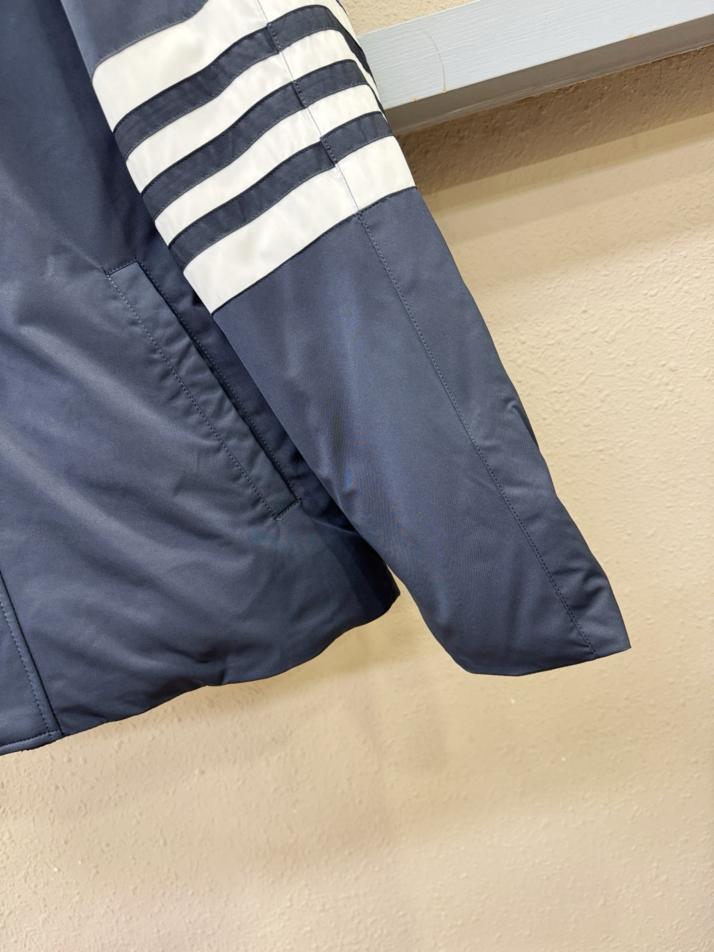 爆款羽绒服 2026新品 TB新款羽绒服秀场新品，品相非常完美，专柜高科技防水面料，内里90%白鹅绒填充，舒适保暖，色泽