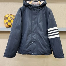 爆款羽绒服 2026新品 TB新款羽绒服秀场新品,品相非常完美,专柜高科技防水面料,内里90%白鹅绒填充,舒适保暖,色泽 爆款羽绒服 2026新品 TB新款羽绒服秀场新品,品相非常完美,专柜高科技防水面料,内里90%白鹅绒填充,舒适保暖,色泽