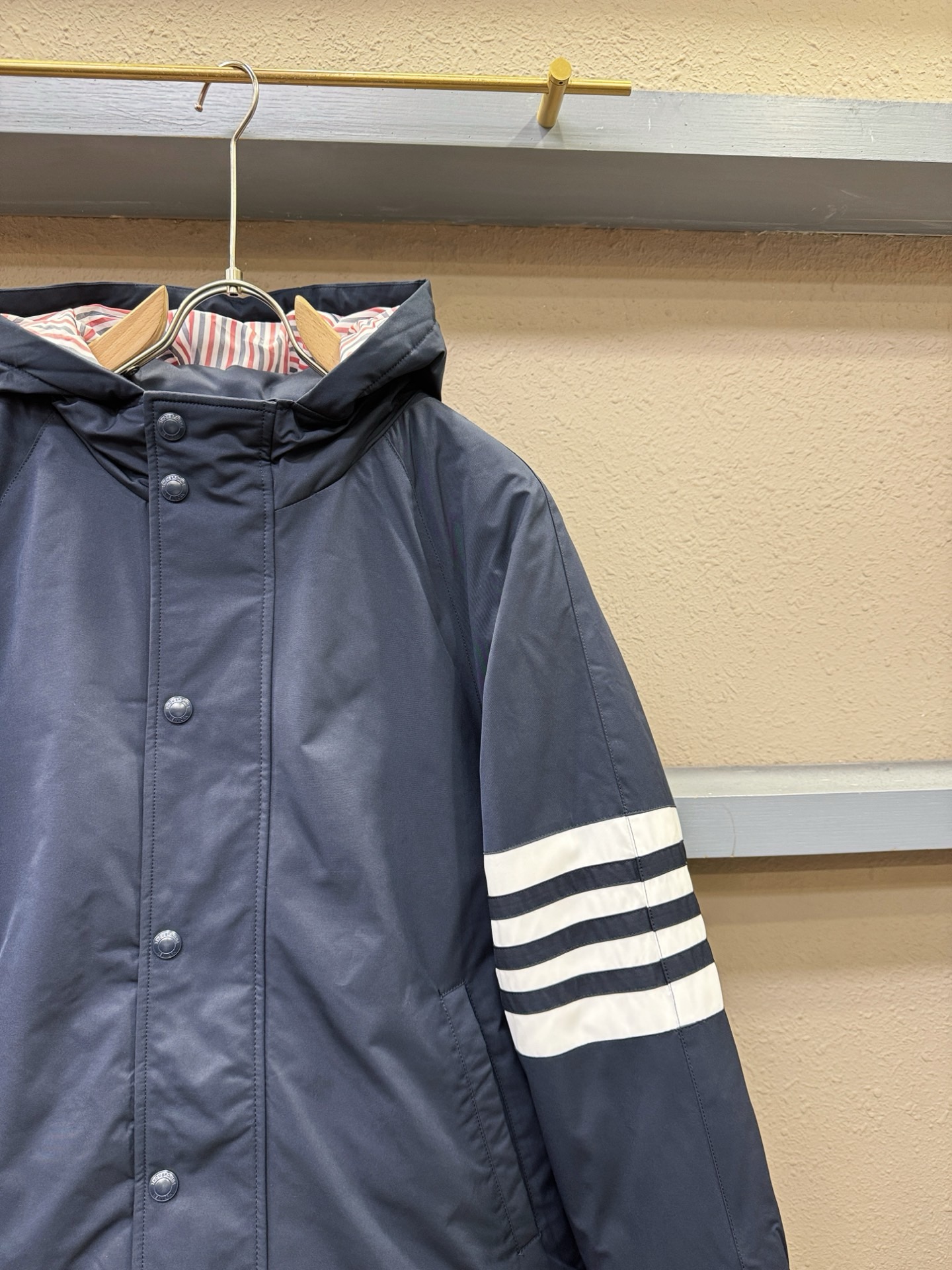 爆款羽绒服 2026新品 TB新款羽绒服秀场新品，品相非常完美，专柜高科技防水面料，内里90%白鹅绒填充，舒适保暖，色泽
