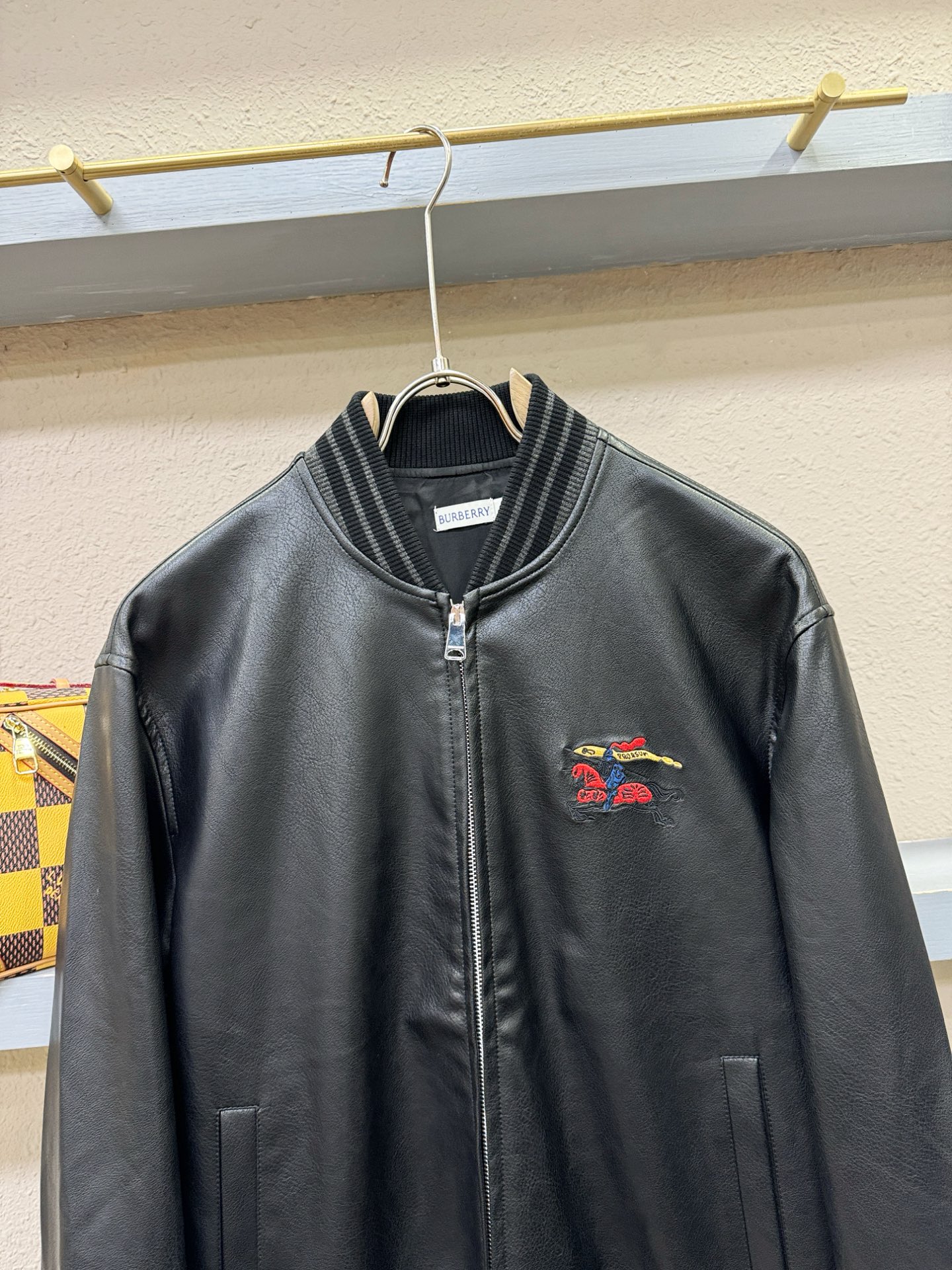 BURBERRY巴宝莉  2026新款皮衣外套，原单狠货 意大利进口面料时尚夹克外套。欧洲专柜同步，上身更随意大方，专柜
