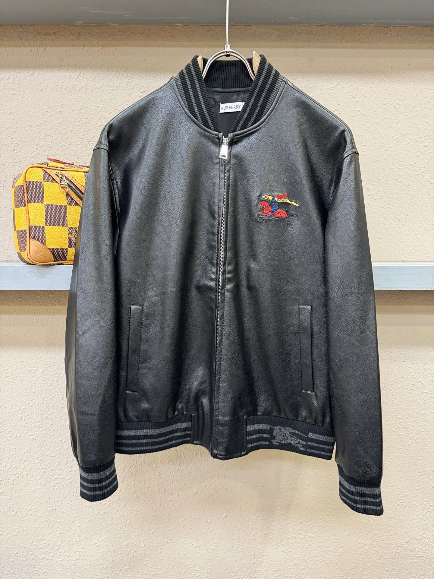 BURBERRY巴宝莉 2026新款皮衣外套,原单狠货 意大利进口面料时尚夹克外套。欧洲专柜同步,上身更随意大方,专柜 BURBERRY巴宝莉 2026新款皮衣外套,原单狠货 意大利进口面料时尚夹克外套。欧洲专柜同步,上身更随意大方,专柜