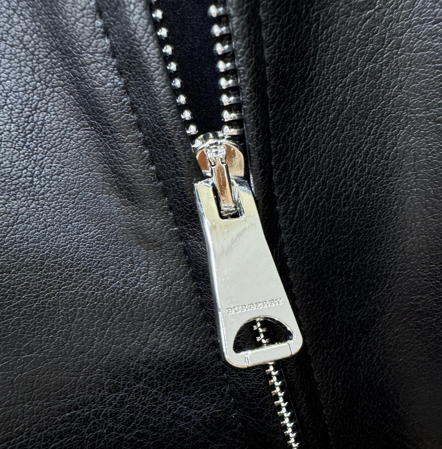 BURBERRY巴宝莉  2026新款皮衣外套，原单狠货 意大利进口面料时尚夹克外套。欧洲专柜同步，上身更随意大方，专柜