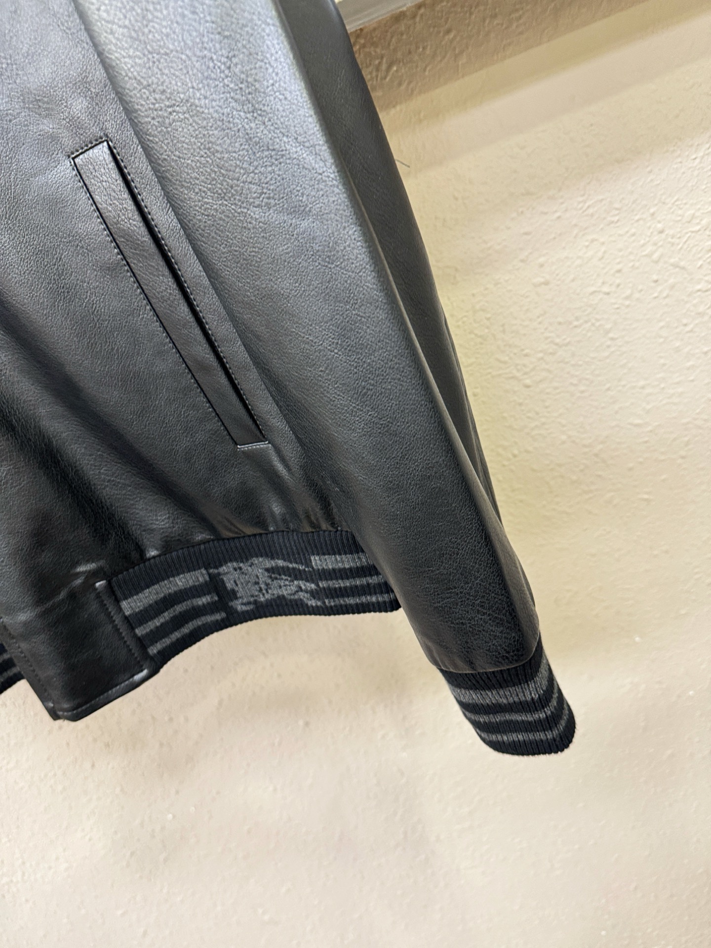 BURBERRY巴宝莉  2026新款皮衣外套，原单狠货 意大利进口面料时尚夹克外套。欧洲专柜同步，上身更随意大方，专柜