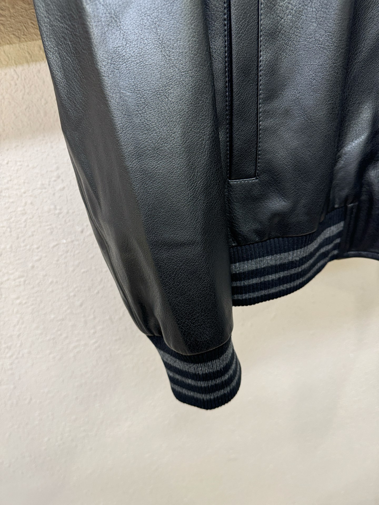 BURBERRY巴宝莉  2026新款皮衣外套，原单狠货 意大利进口面料时尚夹克外套。欧洲专柜同步，上身更随意大方，专柜