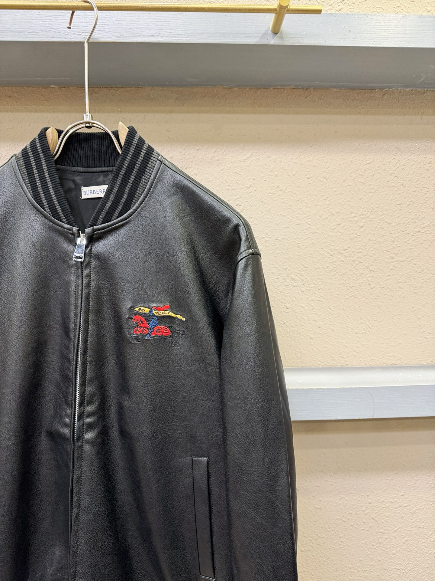 BURBERRY巴宝莉  2026新款皮衣外套，原单狠货 意大利进口面料时尚夹克外套。欧洲专柜同步，上身更随意大方，专柜