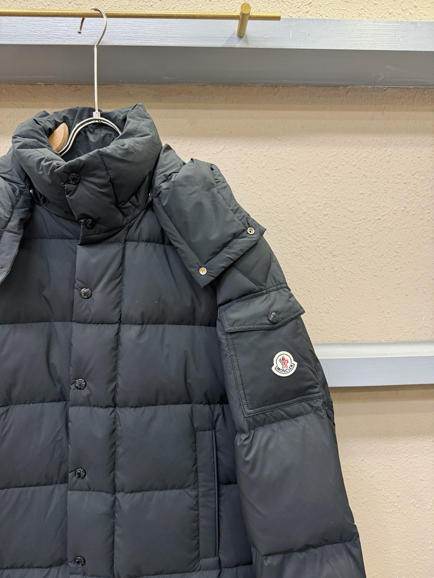 Moncler蒙口 2026新款羽绒服秀场新品，品相非常完美，专柜高科技防水面料，内里90%白鹅绒填充，舒适保暖，色泽饱