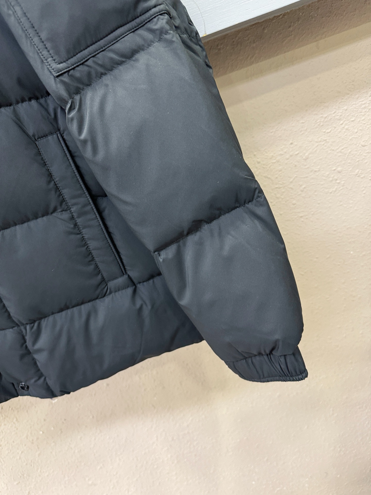 Moncler蒙口 2026新款羽绒服秀场新品，品相非常完美，专柜高科技防水面料，内里90%白鹅绒填充，舒适保暖，色泽饱