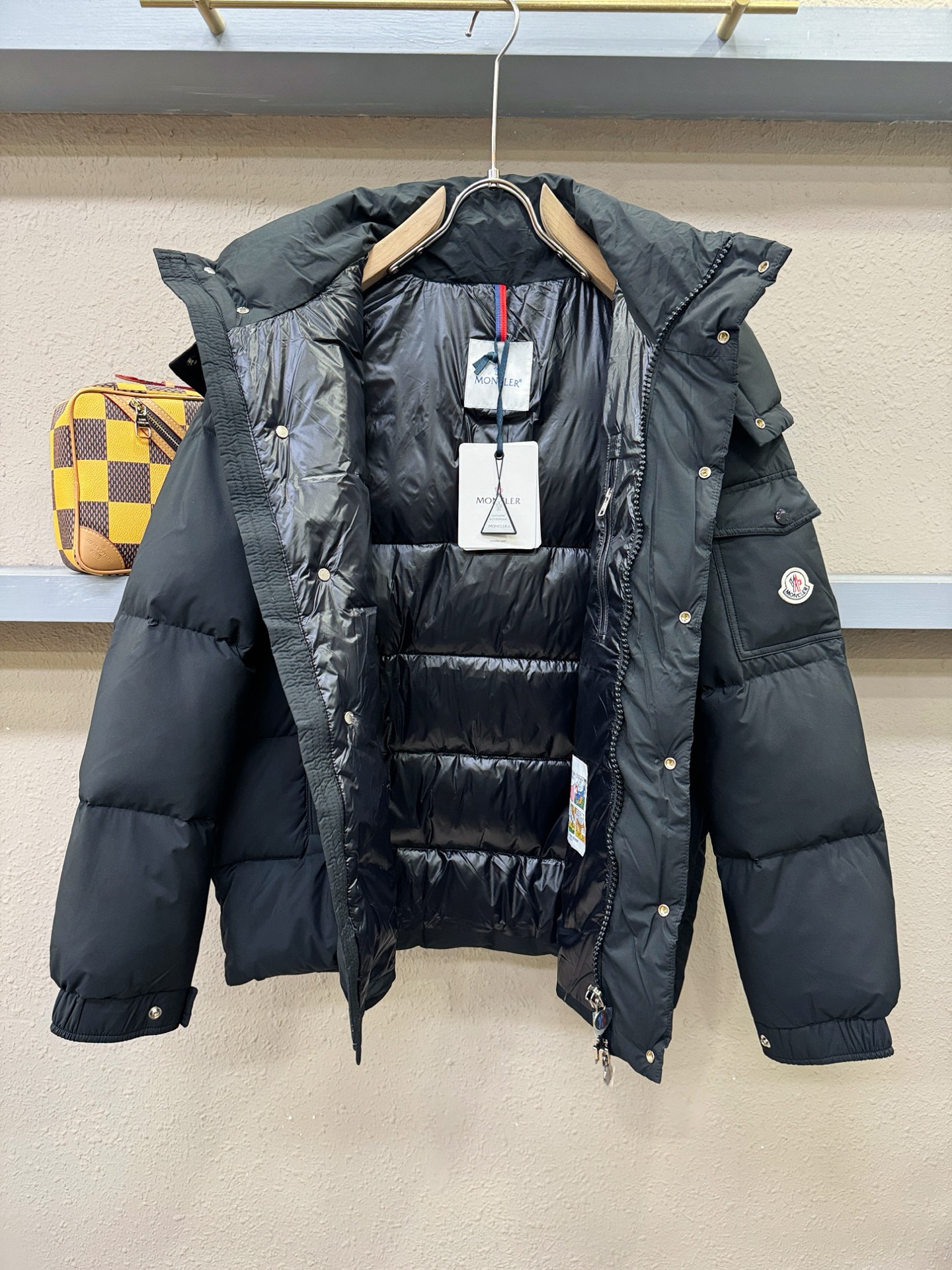 Moncler蒙口 2026新款羽绒服秀场新品，品相非常完美，专柜高科技防水面料，内里90%白鹅绒填充，舒适保暖，色泽饱