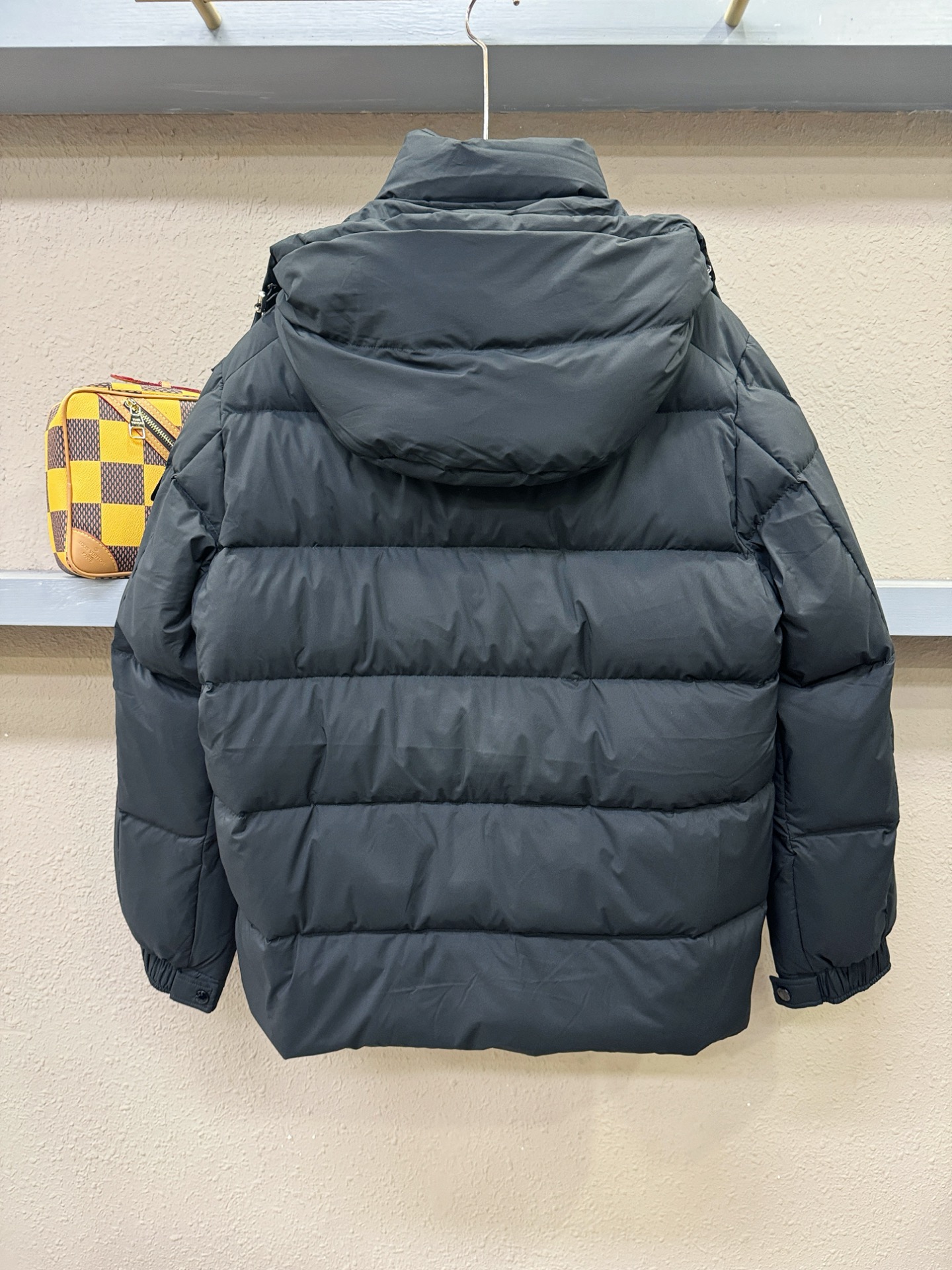 Moncler蒙口 2026新款羽绒服秀场新品，品相非常完美，专柜高科技防水面料，内里90%白鹅绒填充，舒适保暖，色泽饱