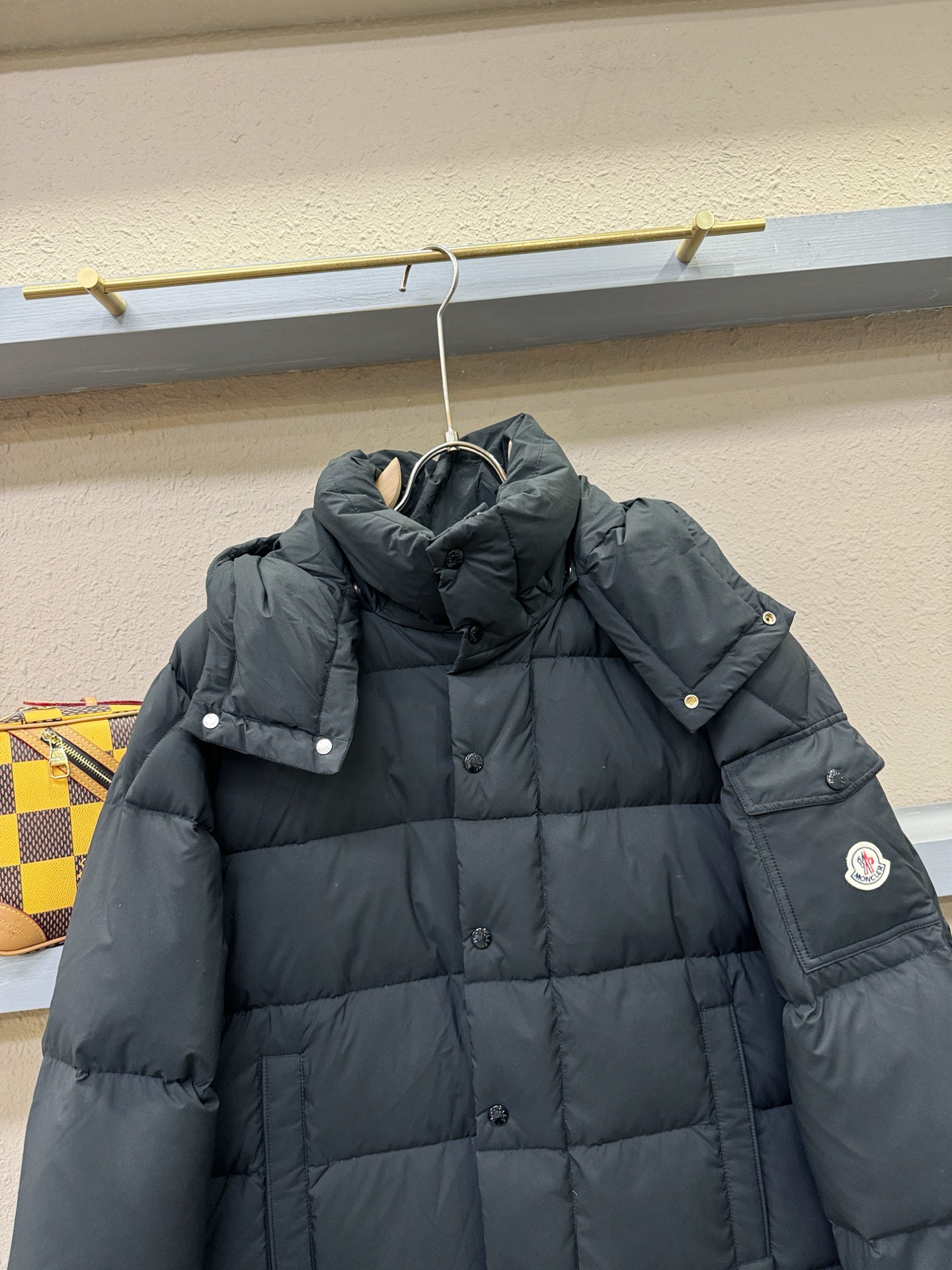 Moncler蒙口 2026新款羽绒服秀场新品，品相非常完美，专柜高科技防水面料，内里90%白鹅绒填充，舒适保暖，色泽饱