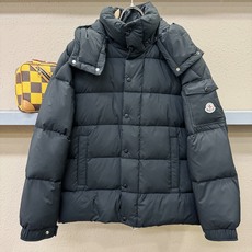 Moncler蒙口 2026新款羽绒服秀场新品,品相非常完美,专柜高科技防水面料,内里90%白鹅绒填充,舒适保暖,色泽饱 Moncler蒙口 2026新款羽绒服秀场新品,品相非常完美,专柜高科技防水面料,内里90%白鹅绒填充,舒适保暖,色泽饱