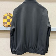 Loro Piana诺悠翩雅 2026新款夹克外套,原单狠货 意大利进口面料时尚夹克外套。欧洲专柜同步,上身更随意大方, Loro Piana诺悠翩雅 2026新款夹克外套,原单狠货 意大利进口面料时尚夹克外套。欧洲专柜同步,上身更随意大方,