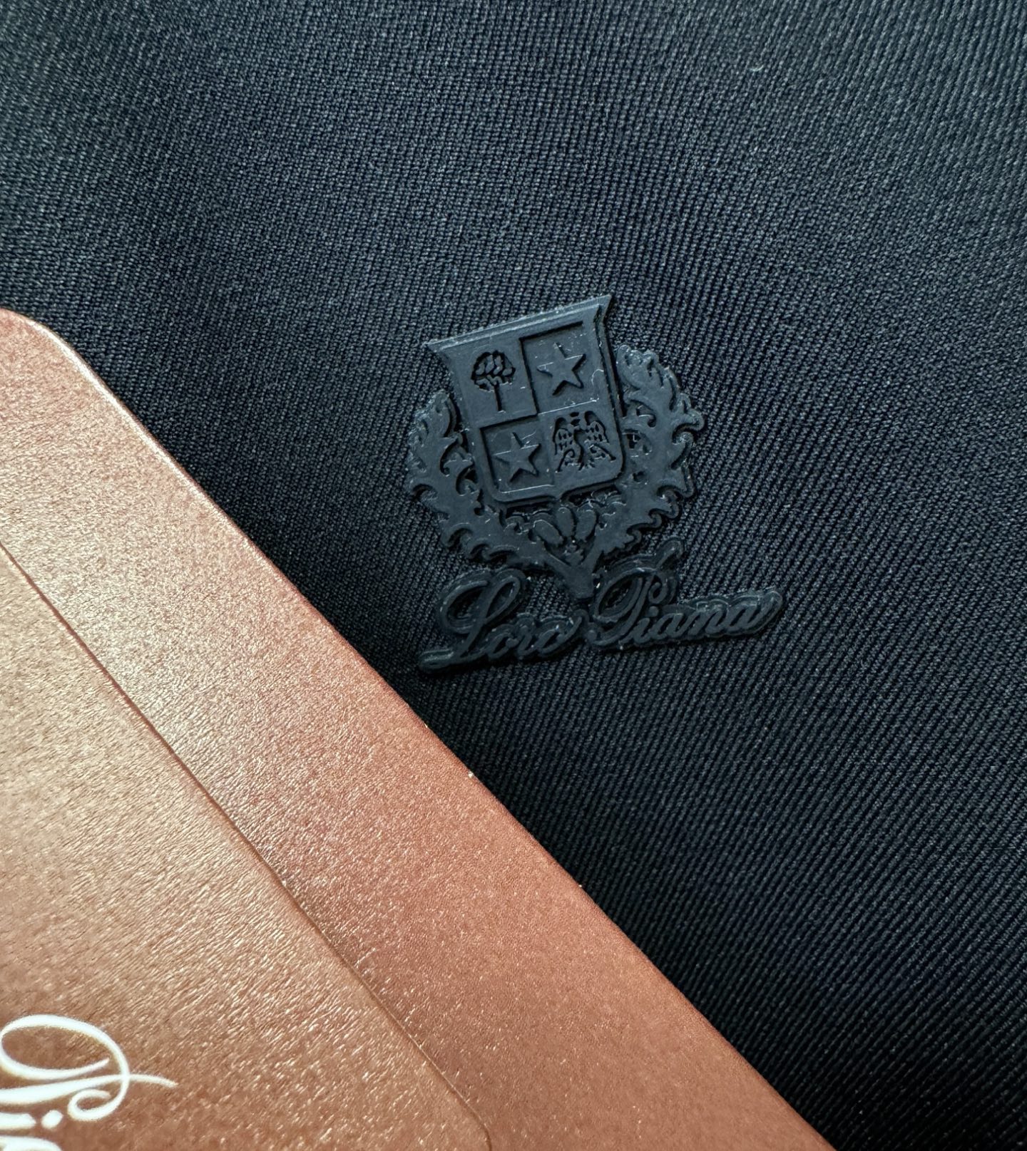 Loro Piana诺悠翩雅 2026新款夹克外套,原单狠货 意大利进口面料时尚夹克外套。欧洲专柜同步,上身更随意大方, Loro Piana诺悠翩雅 2026新款夹克外套,原单狠货 意大利进口面料时尚夹克外套。欧洲专柜同步,上身更随意大方,