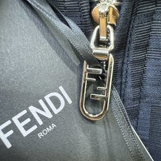 FENDI芬迪 2026秋冬新款夹克外套,原单狠货 意大利进口面料时尚夹克外套。欧洲专柜同步,上身更随意大方,专柜原版五 FENDI芬迪 2026秋冬新款夹克外套,原单狠货 意大利进口面料时尚夹克外套。欧洲专柜同步,上身更随意大方,专柜原版五