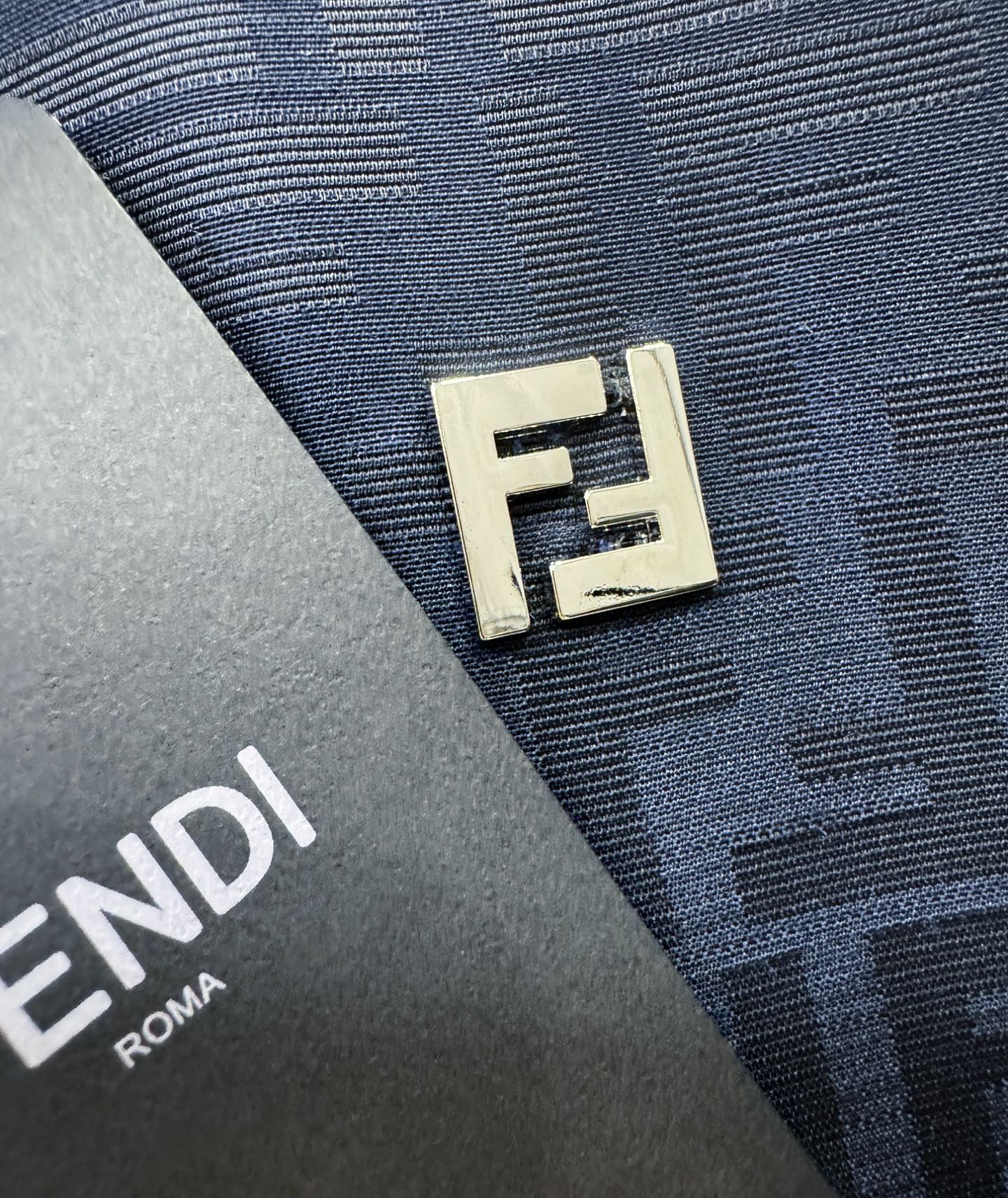 FENDI芬迪 2026秋冬新款夹克外套,原单狠货 意大利进口面料时尚夹克外套。欧洲专柜同步,上身更随意大方,专柜原版五 FENDI芬迪 2026秋冬新款夹克外套,原单狠货 意大利进口面料时尚夹克外套。欧洲专柜同步,上身更随意大方,专柜原版五