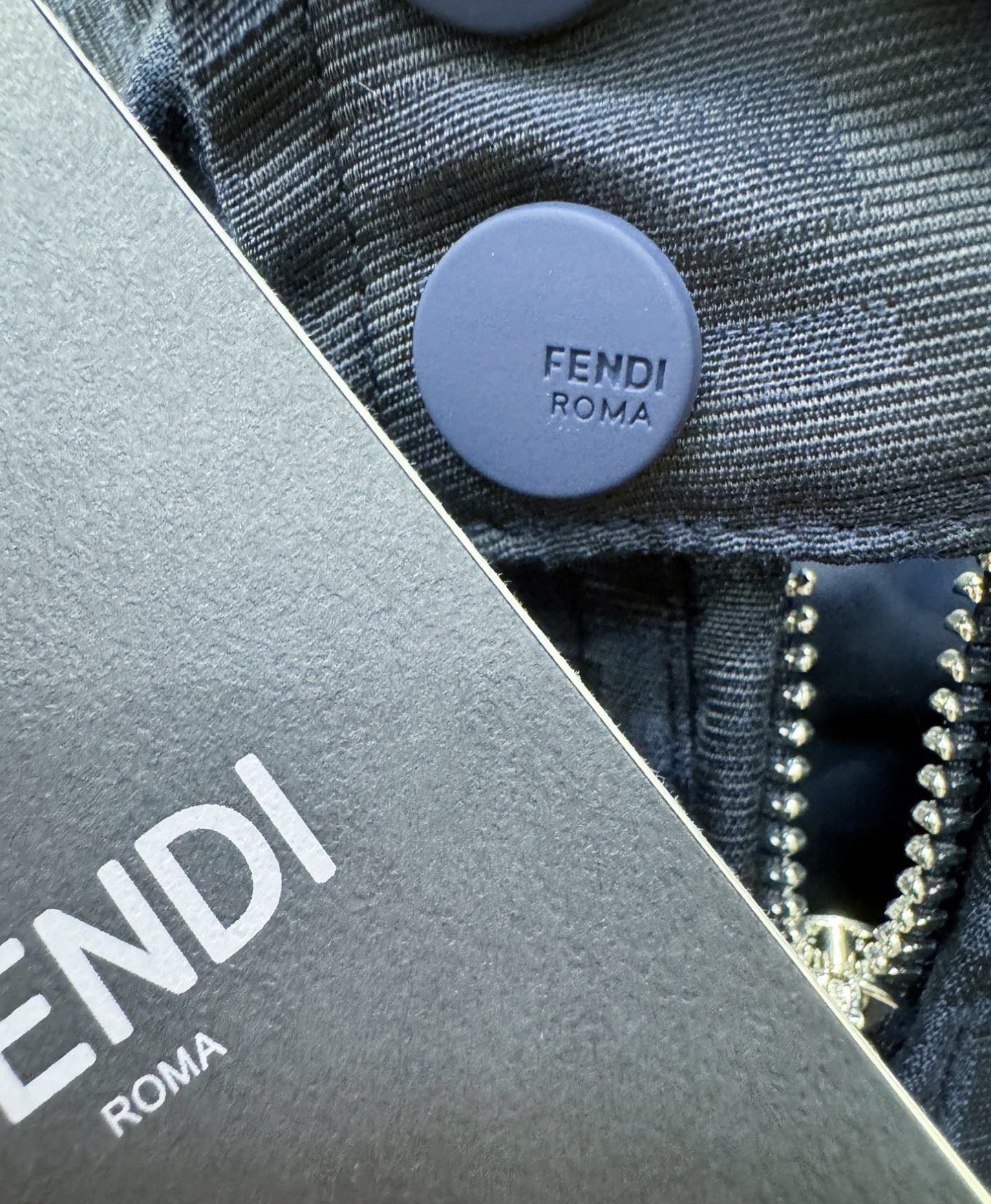 FENDI芬迪 2026秋冬新款夹克外套,原单狠货 意大利进口面料时尚夹克外套。欧洲专柜同步,上身更随意大方,专柜原版五 FENDI芬迪 2026秋冬新款夹克外套,原单狠货 意大利进口面料时尚夹克外套。欧洲专柜同步,上身更随意大方,专柜原版五