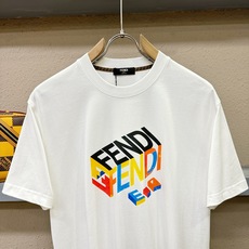 FENDI芬迪 2026新款短袖T恤!男女同款!走秀图案时尚休闲短袖T恤衫!设计logo设计!极具设计精选客供面料,手感 FENDI芬迪 2026新款短袖T恤!男女同款!走秀图案时尚休闲短袖T恤衫!设计logo设计!极具设计精选客供面料,手感