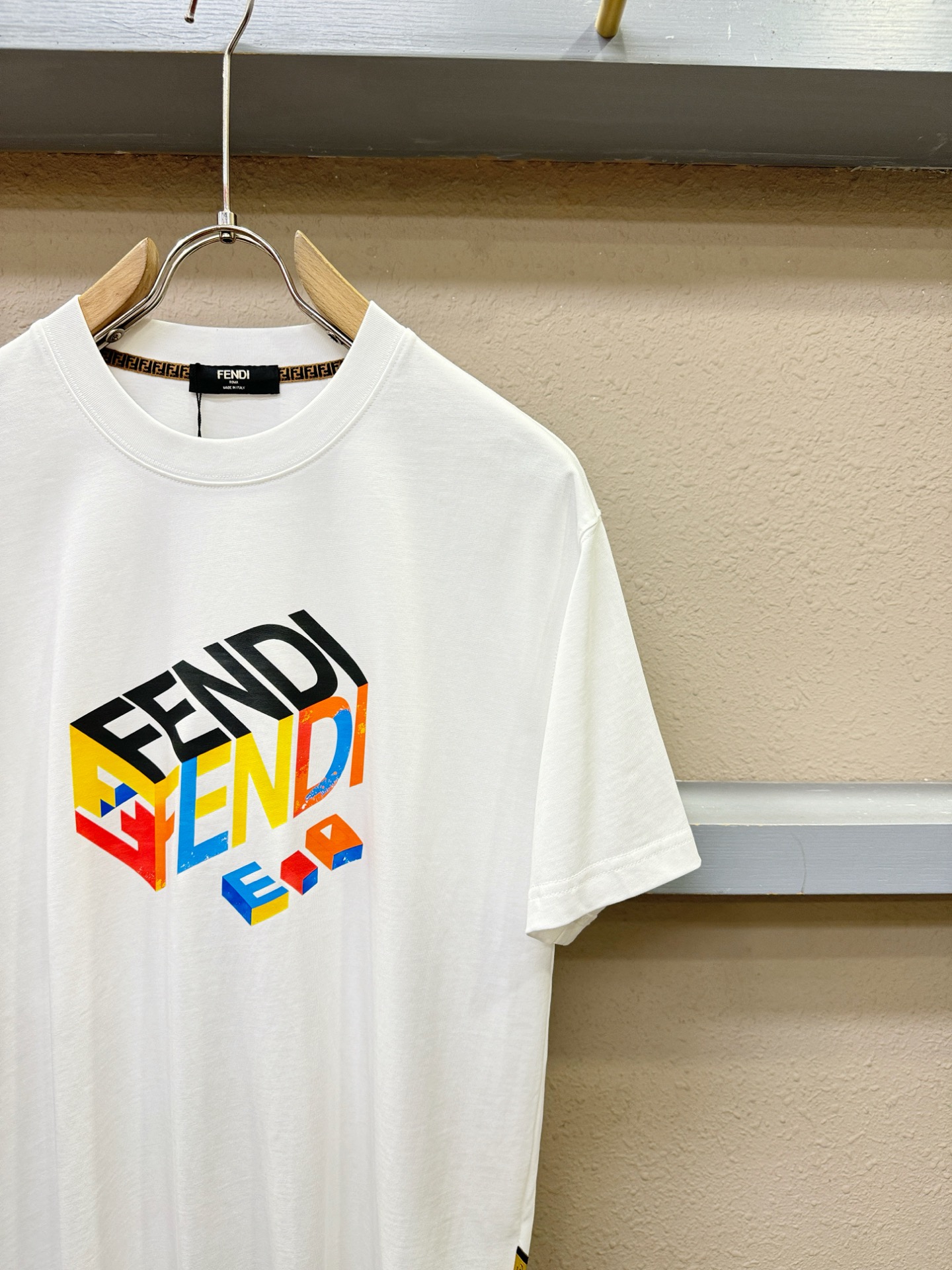 FENDI芬迪 2026新款短袖T恤!男女同款!走秀图案时尚休闲短袖T恤衫!设计logo设计!极具设计精选客供面料,手感 FENDI芬迪 2026新款短袖T恤!男女同款!走秀图案时尚休闲短袖T恤衫!设计logo设计!极具设计精选客供面料,手感