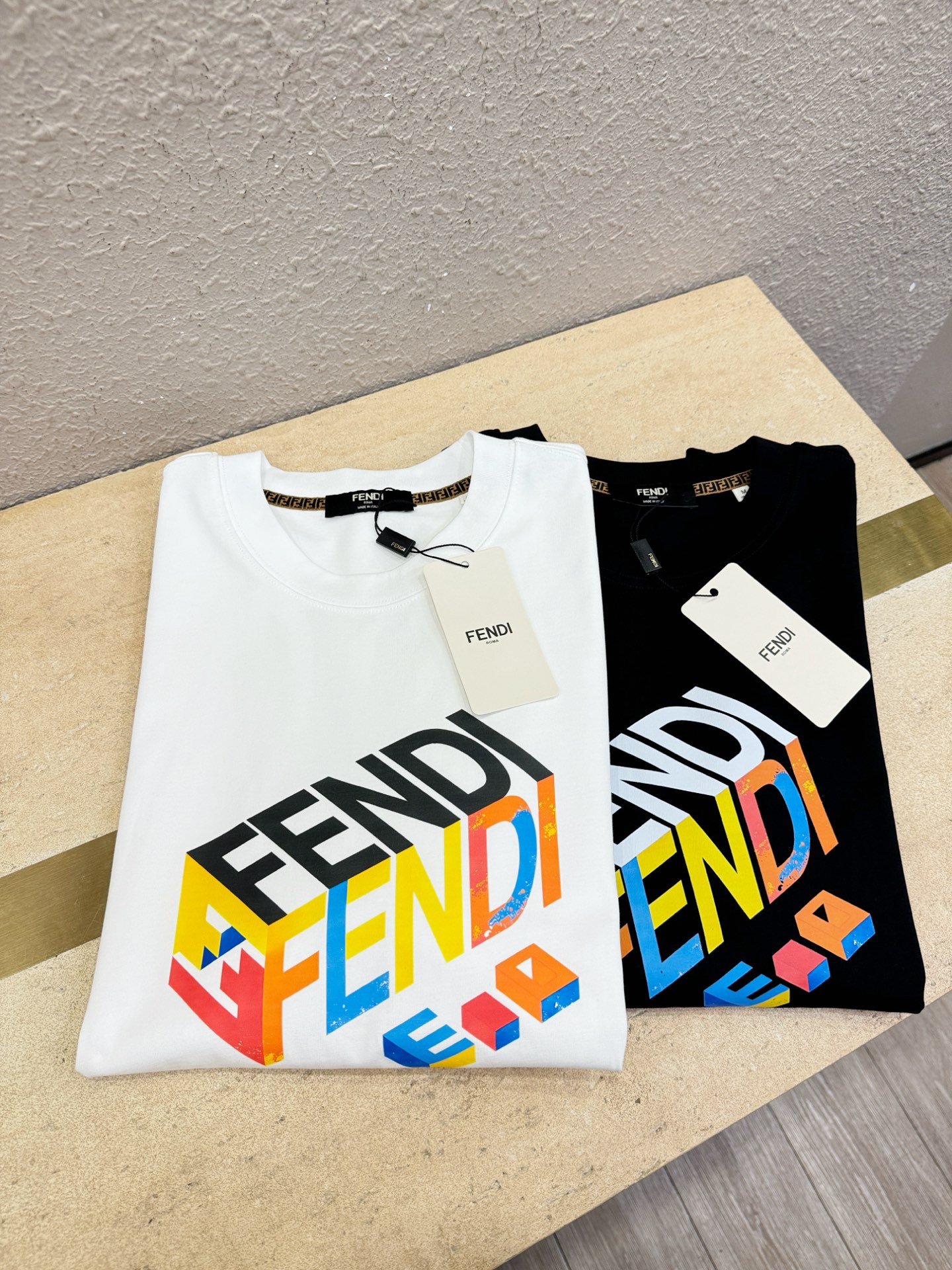 FENDI芬迪 2026新款短袖T恤!男女同款!走秀图案时尚休闲短袖T恤衫!设计logo设计!极具设计精选客供面料,手感 FENDI芬迪 2026新款短袖T恤!男女同款!走秀图案时尚休闲短袖T恤衫!设计logo设计!极具设计精选客供面料,手感