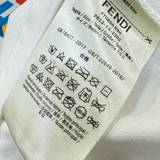FENDI芬迪 2026新款短袖T恤!男女同款!走秀图案时尚休闲短袖T恤衫!设计logo设计!极具设计精选客供面料,手感 FENDI芬迪 2026新款短袖T恤!男女同款!走秀图案时尚休闲短袖T恤衫!设计logo设计!极具设计精选客供面料,手感