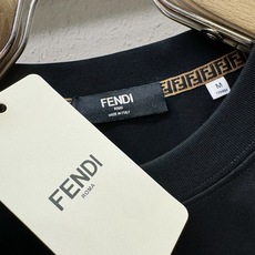 FENDI芬迪 2026新款短袖T恤!男女同款!走秀图案时尚休闲短袖T恤衫!设计logo设计!极具设计精选客供面料,手感 FENDI芬迪 2026新款短袖T恤!男女同款!走秀图案时尚休闲短袖T恤衫!设计logo设计!极具设计精选客供面料,手感