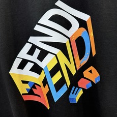 FENDI芬迪 2026新款短袖T恤!男女同款!走秀图案时尚休闲短袖T恤衫!设计logo设计!极具设计精选客供面料,手感 FENDI芬迪 2026新款短袖T恤!男女同款!走秀图案时尚休闲短袖T恤衫!设计logo设计!极具设计精选客供面料,手感