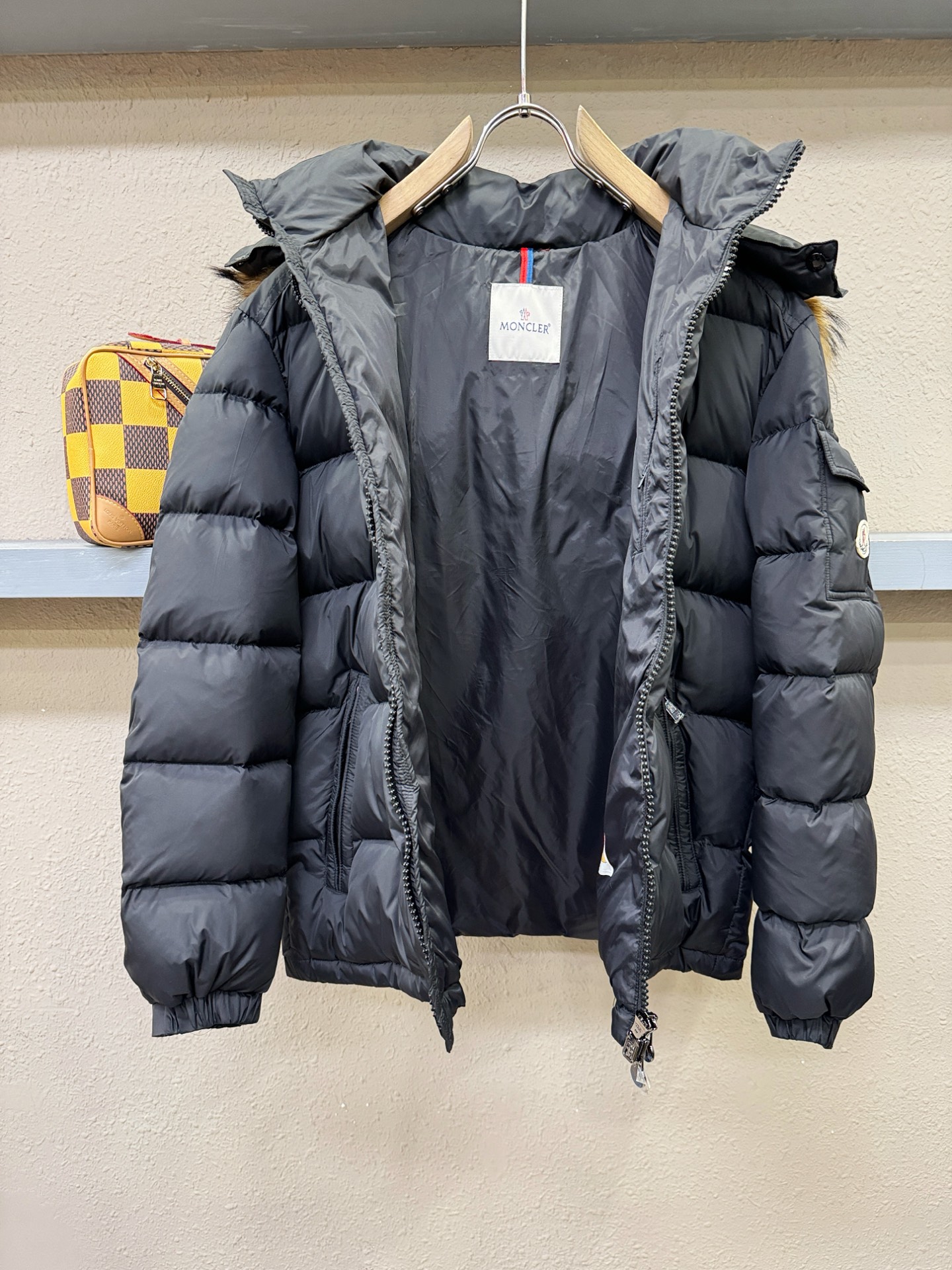 Moncler蒙口 2026新款羽绒服秀场新品，品相非常完美，专柜高科技防水面料，内里90%白鹅绒填充，舒适保暖，色泽饱