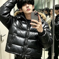 Moncler蒙口 2026新款羽绒服秀场新品,品相非常完美,专柜高科技防水面料,内里90%白鹅绒填充,舒适保暖,色泽饱 Moncler蒙口 2026新款羽绒服秀场新品,品相非常完美,专柜高科技防水面料,内里90%白鹅绒填充,舒适保暖,色泽饱