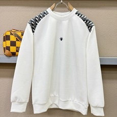 Dior迪奥 2026新品 长袖卫衣,经典Logo设计,百搭款 官网同步发售 柔软细腻 亲肤感极高,完美诠释出品牌的时尚 Dior迪奥 2026新品 长袖卫衣,经典Logo设计,百搭款 官网同步发售 柔软细腻 亲肤感极高,完美诠释出品牌的时尚