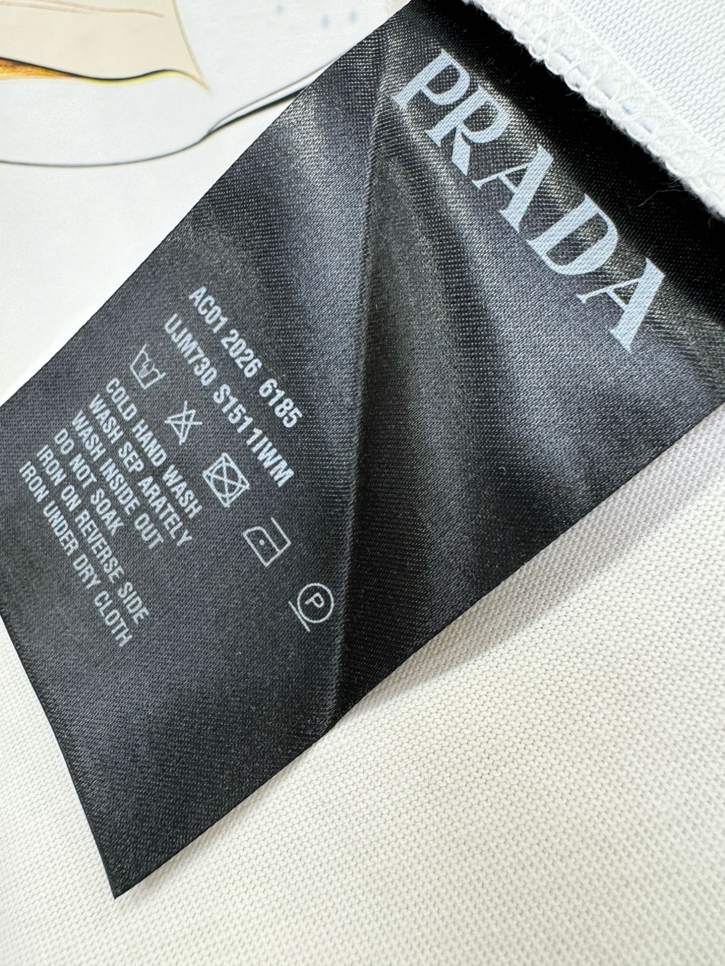 PRADA 普拉达 2026新款短袖T恤!男女同款!走秀图案时尚休闲短袖T恤衫!设计logo设计!极具设计精选客供面料 PRADA 普拉达 2026新款短袖T恤!男女同款!走秀图案时尚休闲短袖T恤衫!设计logo设计!极具设计精选客供面料
