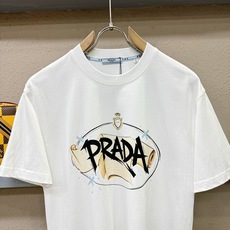 PRADA 普拉达 2026新款短袖T恤!男女同款!走秀图案时尚休闲短袖T恤衫!设计logo设计!极具设计精选客供面料 PRADA 普拉达 2026新款短袖T恤!男女同款!走秀图案时尚休闲短袖T恤衫!设计logo设计!极具设计精选客供面料