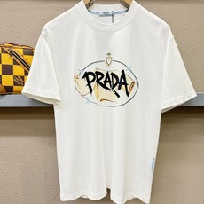 PRADA 普拉达 2026新款短袖T恤!男女同款!走秀图案时尚休闲短袖T恤衫!设计logo设计!极具设计精选客供面料 PRADA 普拉达 2026新款短袖T恤!男女同款!走秀图案时尚休闲短袖T恤衫!设计logo设计!极具设计精选客供面料