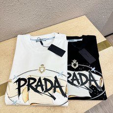 PRADA 普拉达 2026新款短袖T恤!男女同款!走秀图案时尚休闲短袖T恤衫!设计logo设计!极具设计精选客供面料 PRADA 普拉达 2026新款短袖T恤!男女同款!走秀图案时尚休闲短袖T恤衫!设计logo设计!极具设计精选客供面料