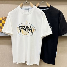 PRADA 普拉达 2026新款短袖T恤!男女同款!走秀图案时尚休闲短袖T恤衫!设计logo设计!极具设计精选客供面料 PRADA 普拉达 2026新款短袖T恤!男女同款!走秀图案时尚休闲短袖T恤衫!设计logo设计!极具设计精选客供面料