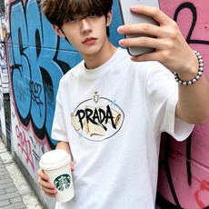 PRADA 普拉达 2026新款短袖T恤!男女同款!走秀图案时尚休闲短袖T恤衫!设计logo设计!极具设计精选客供面料 PRADA 普拉达 2026新款短袖T恤!男女同款!走秀图案时尚休闲短袖T恤衫!设计logo设计!极具设计精选客供面料