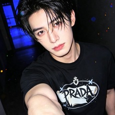 PRADA 普拉达 2026新款短袖T恤!男女同款!走秀图案时尚休闲短袖T恤衫!设计logo设计!极具设计精选客供面料 PRADA 普拉达 2026新款短袖T恤!男女同款!走秀图案时尚休闲短袖T恤衫!设计logo设计!极具设计精选客供面料