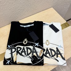 PRADA 普拉达 2026新款短袖T恤!男女同款!走秀图案时尚休闲短袖T恤衫!设计logo设计!极具设计精选客供面料 PRADA 普拉达 2026新款短袖T恤!男女同款!走秀图案时尚休闲短袖T恤衫!设计logo设计!极具设计精选客供面料