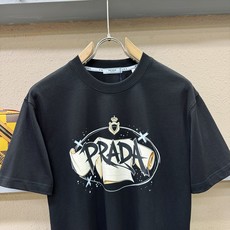 PRADA 普拉达 2026新款短袖T恤!男女同款!走秀图案时尚休闲短袖T恤衫!设计logo设计!极具设计精选客供面料 PRADA 普拉达 2026新款短袖T恤!男女同款!走秀图案时尚休闲短袖T恤衫!设计logo设计!极具设计精选客供面料
